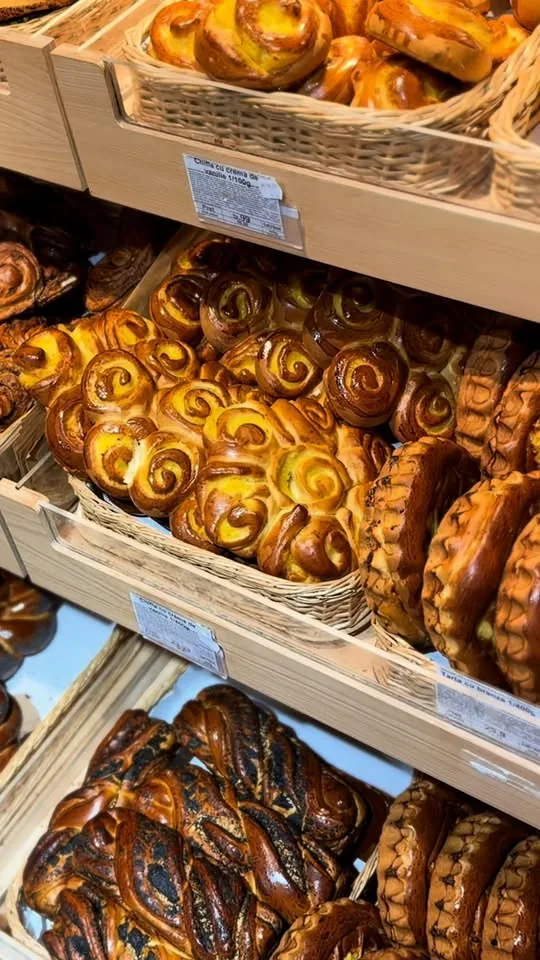 Raft de brutărie la Bonus cu chifle cu cremă de vanilie, cozonac și tarte cu brânză